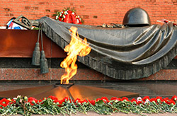 Вечный огонь на могиле неизвестного солдата в Москве